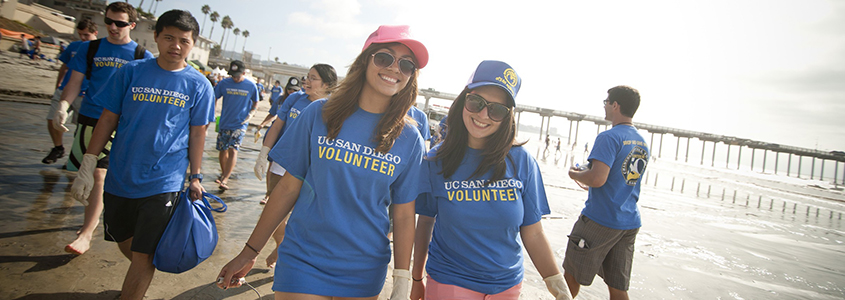 Students pick up trash at beach